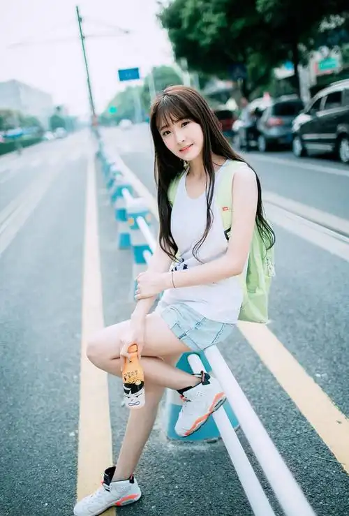 活力运动女孩的夏日街拍性感学生妹软妹纸图片[2/8]_美女写真_美桌网