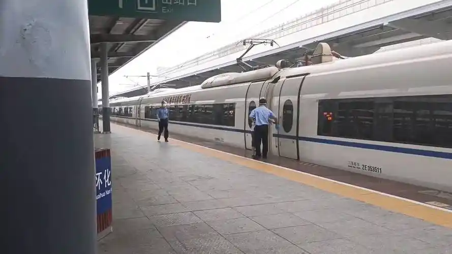 乘坐动车高铁中途下车抽烟车开走了应该怎么做