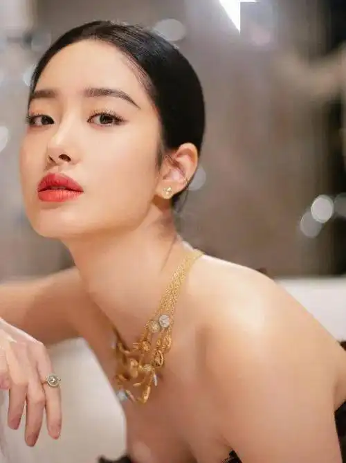 杨采珏 | 新晋"时尚博主"来示范法式时髦风啦_杨采钰