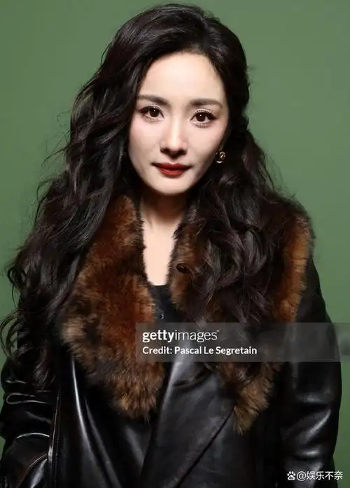 皮肤松弛下垂,下颌线不再优美,双眼失去光彩,显得疲惫无神,即使浓妆也