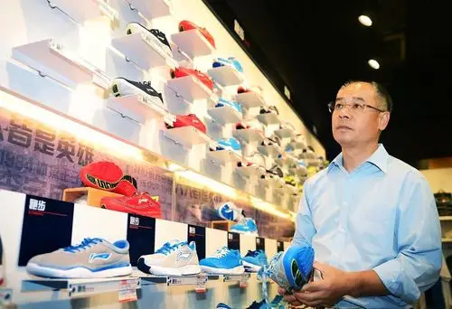 体操王子再度出山重整"李宁" 首站考察成都旗舰店
