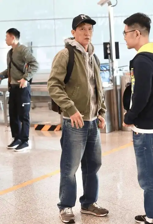 53岁影帝张家辉依旧有魅力,皱纹不影响气质,休闲装自然又亲切|卫衣|牛