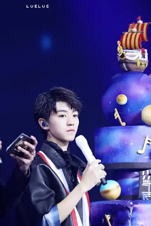 王俊凯亮相18岁生日会皮肤白嫩笑容灿烂,网友:眼睛真的非常好看