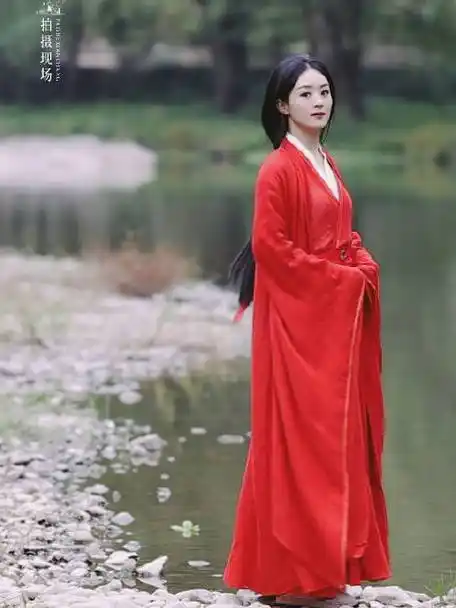 【凤宝放映室】#与凤行#红衣翩翩,微风摇曳,沈璃@赵丽颖的红衣造型