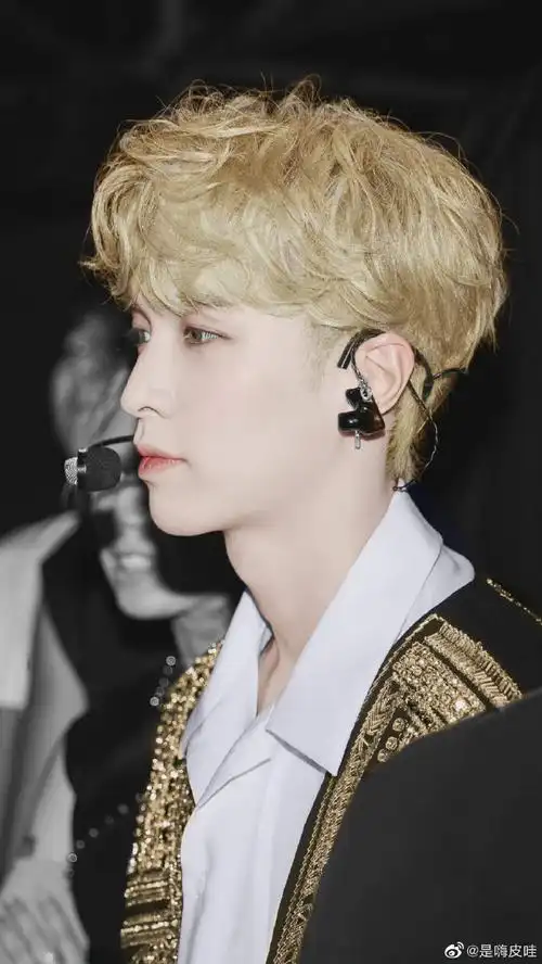 张艺兴秋季银发#为什么他能每个浅色头发都那么帅啊