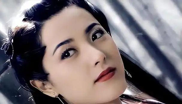 曾黎,这位被赞誉为"中戏最美校花"的女神,曾经以她的魅力迷倒了无数