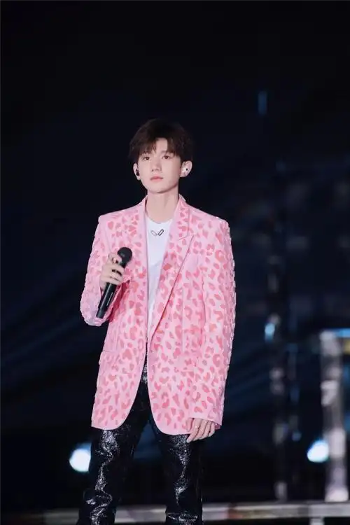 你爱豆是怎么过生日的?王源18岁演唱会简直大型圆梦现场!