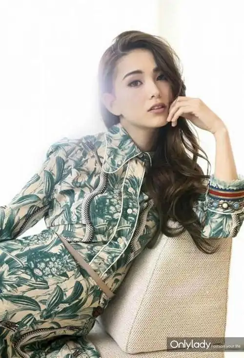 天王嫂昆凌演绎早春妆容小烟熏也可以很清新