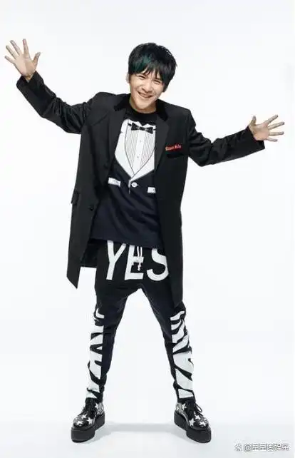 大张伟在英国之旅惹争议,老婆疑发福50斤拎行李,大张伟只顾耍帅