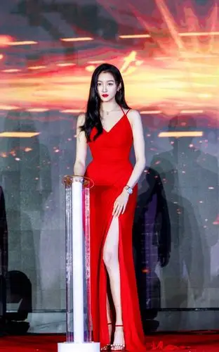 关晓彤写真一袭红色吊带长裙摇曳多姿时尚俏丽