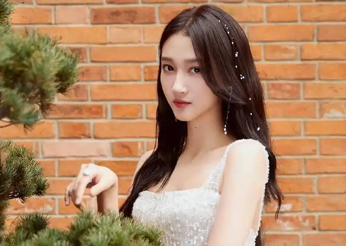 而当天的成人礼主题是"感恩",关晓彤在"童话世界"中告别童年,并向未来