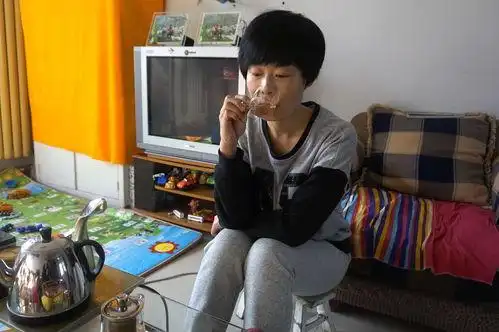 真实夏天母亲陪读照片陪读妈妈夏天吃饭