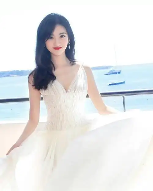 景甜最新白色吊带长裙