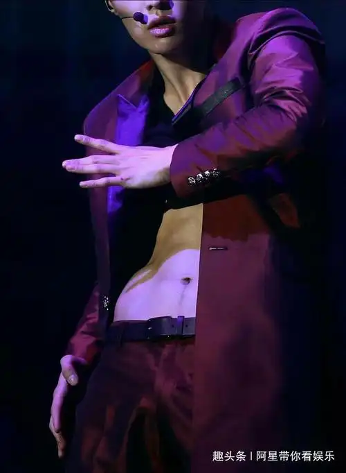 张艺兴爱晒腹肌肌肉性感好身材网友是我初恋我要恋爱了