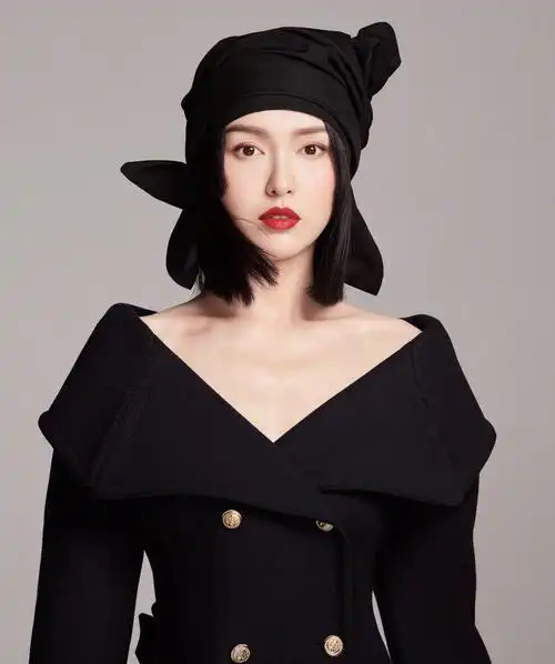 唐嫣出席活动生图,齐刘海配黑色吊带裙没任何装饰,总觉得哪不对