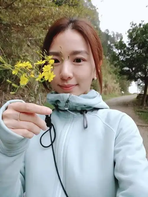 田馥甄登山露素颜t恤牛仔裤身材苗条同框吴青峰不像两个80后