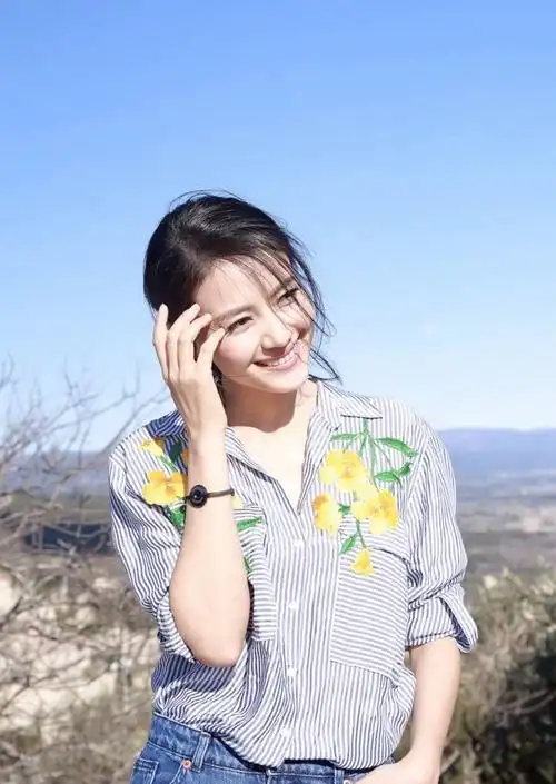 高圆圆就做了颧骨内推手术,从大众审美角度来说,均衡的三庭五眼,流畅