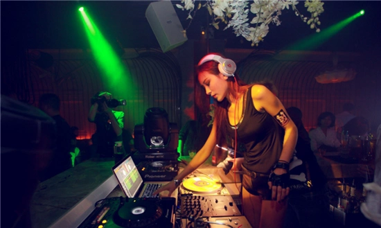 夜店实力女dj现场打碟图片