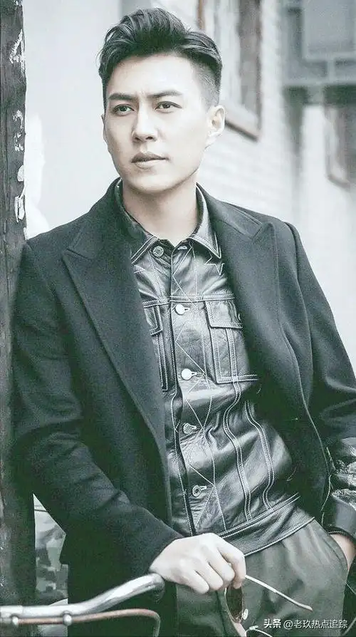 中靳东扮演胡八一,是一位有着丰富探险经验和一定军事背景的个体户?