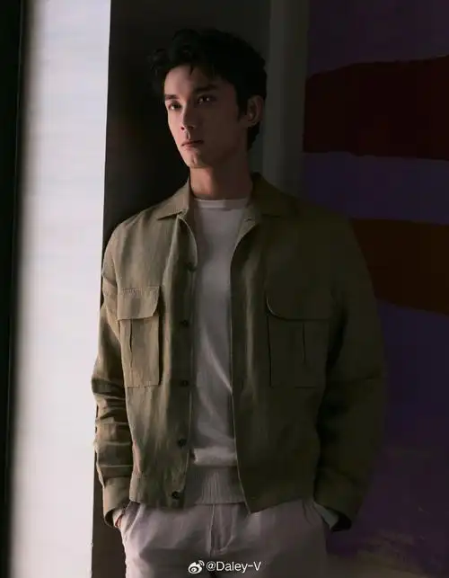 代言人身着亚麻造型步入繁茂旷野之境,简约大方又帅气#吴磊杰尼亚绿洲