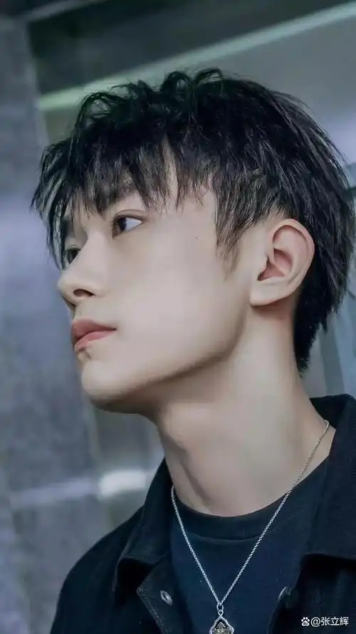 易烊千玺时光雕琢的翩翩少年艺术与公益的双重使者