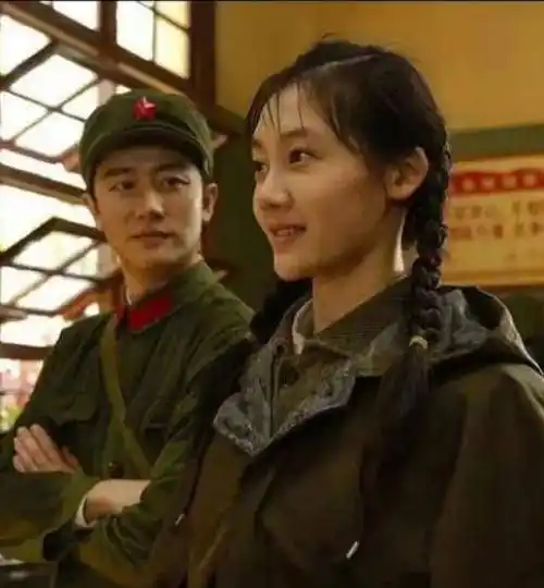 84年,战斗英雄离婚风波,意外牵扯12个家庭,庭审中妻子泣不成声