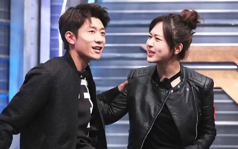 张一山当众嘲笑杨紫胸小,气得杨紫飚出北京腔,画面太好笑了!