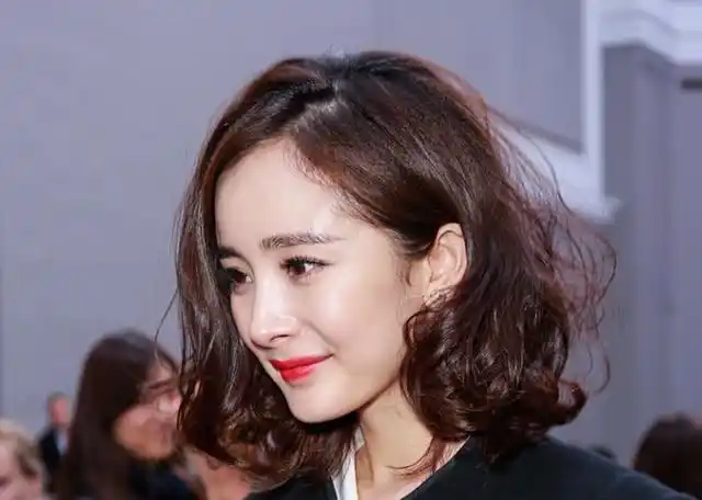 网友们也很喜欢杨幂的新造型,纷纷点赞:"短发太美啦,少女感十足,爱你!