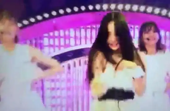 具荷拉裙子掉了,走出家暴阴影首复出遇舞台事故,网友表示心疼!