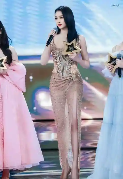 每个部位都是满分的关晓彤,为何在性张力方面略显不足?