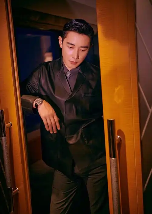 罗晋优雅绅士感光影写真图片