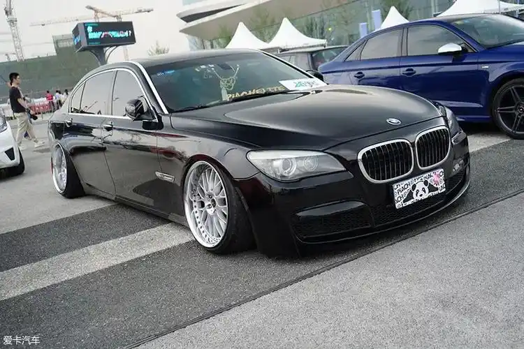 宝马7系玩改装和低趴还是很少见的.