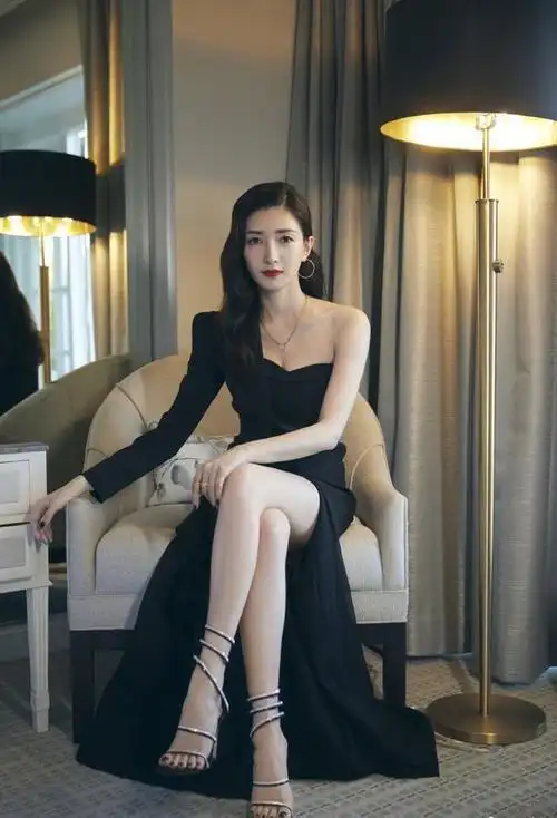 江疏影离开胡歌后越来越高调,穿礼服不露腿可不行,美的真是高调