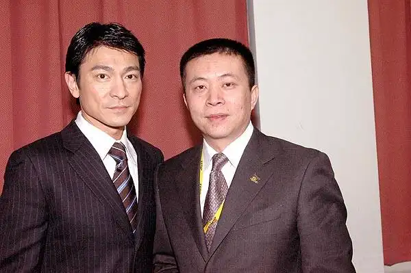 图文:新浪cfo兼coo曹国伟与刘德华合影