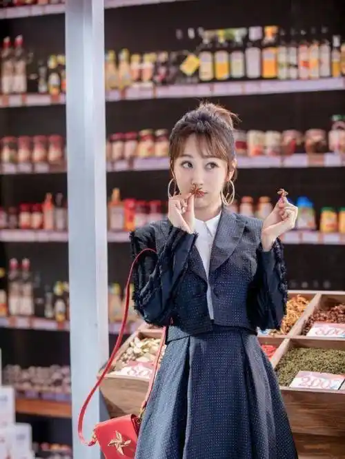 杨紫在《中餐厅》中私服很吸睛,首播就艳压秦海璐,抢王俊凯风头_风格