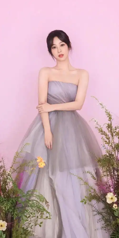 杨紫大婚纱玫红色大气浪漫唯美勾勒出轻盈曼妙的身姿