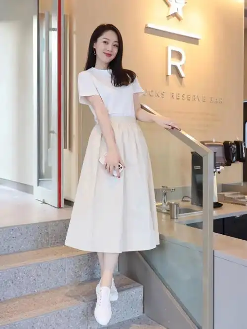 这样穿裙子小白鞋就是比别人时髦好看