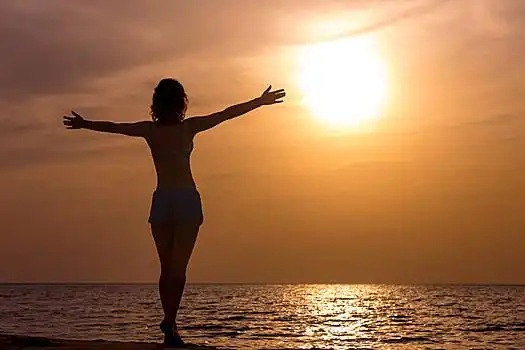 年轻,高兴,女人,站立,海上,岸边,伸展,手臂,晒太阳,温馨,阳光,看,彩色