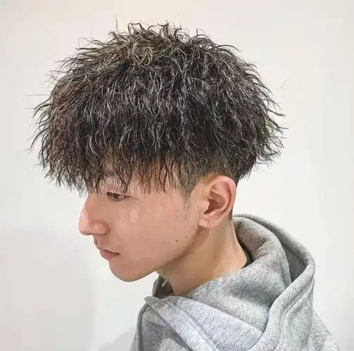 摩根指的是发根烫的意思,碎盖则是锅盖头的发型,把发梢剪出碎发的效果