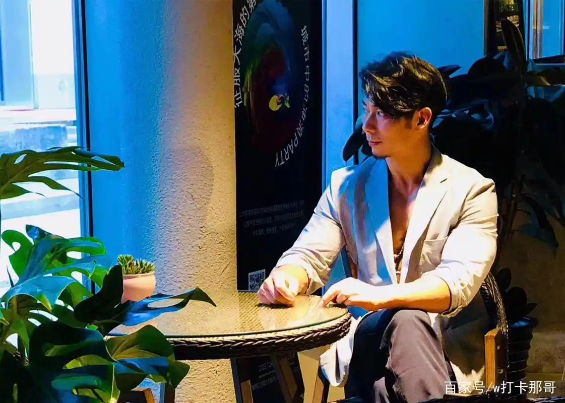 戏里戏外都是包裹不住的肌肉男,这位新晋影视硬汉岂是帅能形容