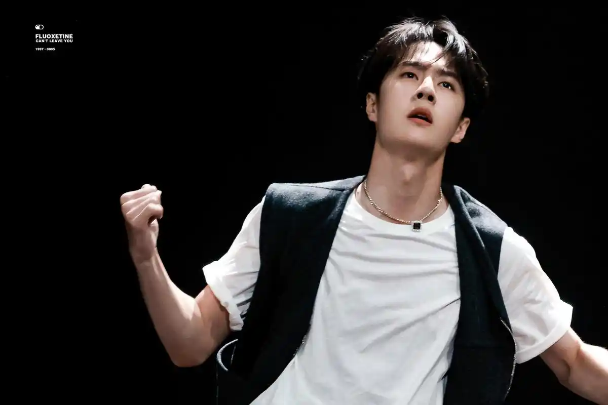 睡前收几张今天演唱会的图.[开心] 舞台王者王一博.