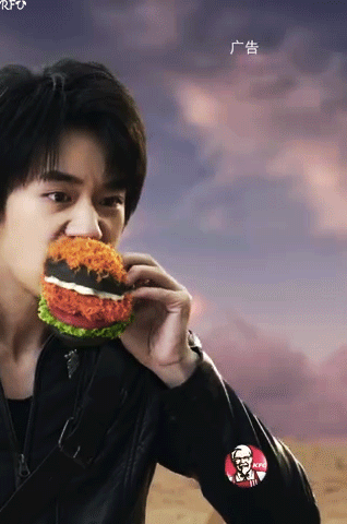 易烊千玺吃得可真香啊!吃货属性暴露无遗,网友:看饿了!