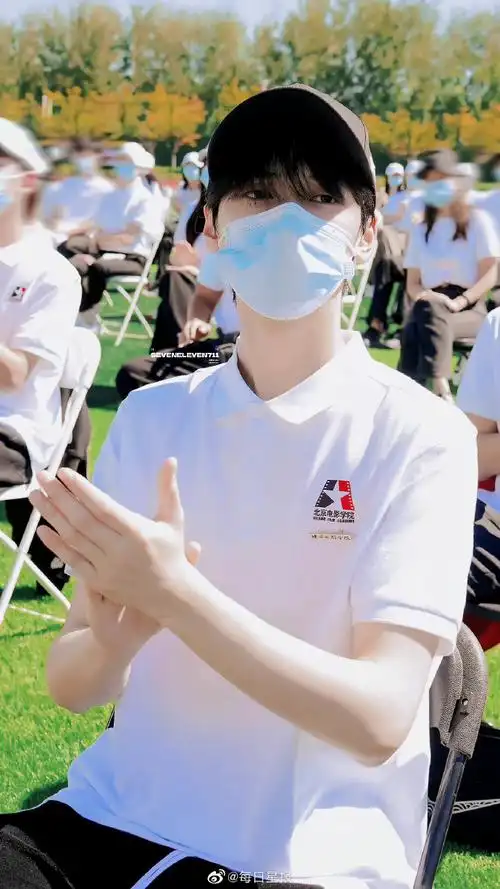 严浩翔参加北电开学典礼#一身白色校服好清爽,北电大一新生严浩翔