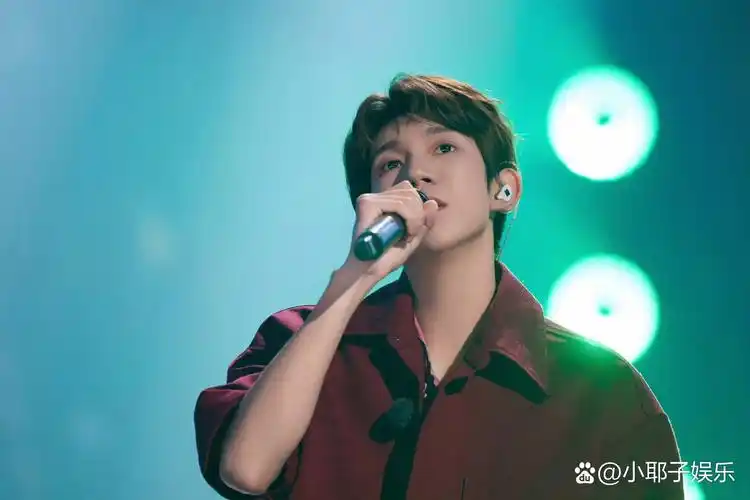 舞台上的王源也太亮眼了吧!