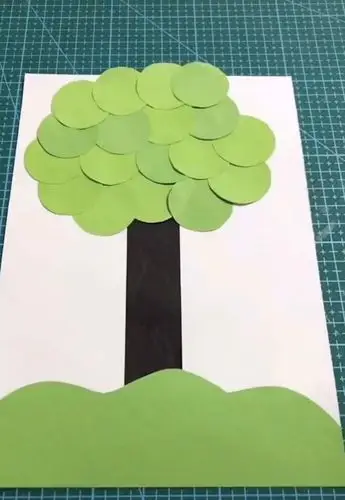 新集镇中心幼儿园"停课不停学"网络微课 小班组 手工活动《粘贴果树》