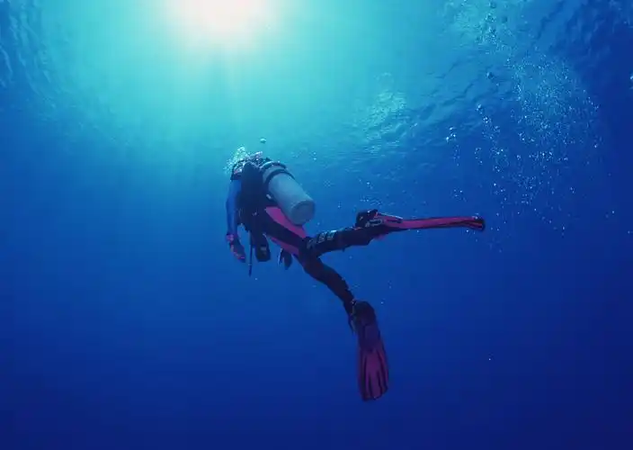 男人们要带自己的女人去潜水,水下是最美的精灵