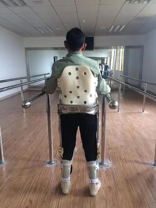 截瘫患者使用截瘫步行器