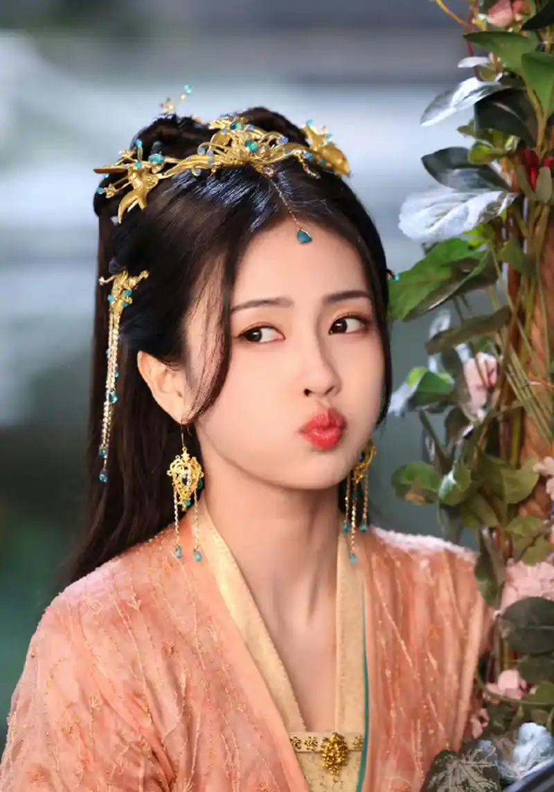 别找了,四个爹爹分别是:  《玉楼春》中的王俊凯,扮演白鹿的父亲鞘