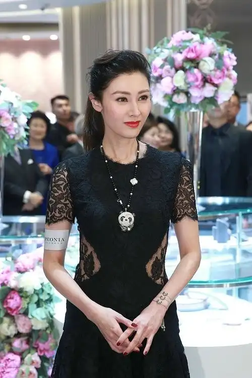李嘉欣逆生长,黑色蕾丝连衣裙优雅大气,贵妇气质超迷人