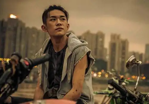 帅气易烊千玺图片_少年的你刘北山